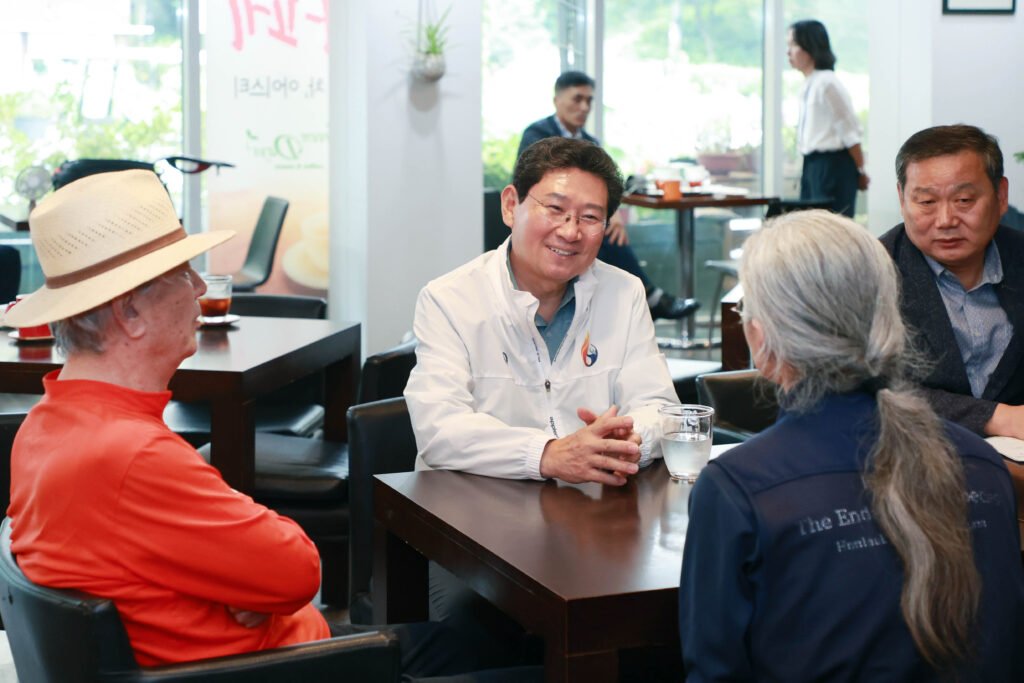 1 1. 이상일 용인특례시장이 11일 한택식물원을 방문해 현장 관계자와 의견을 나누고 있다.