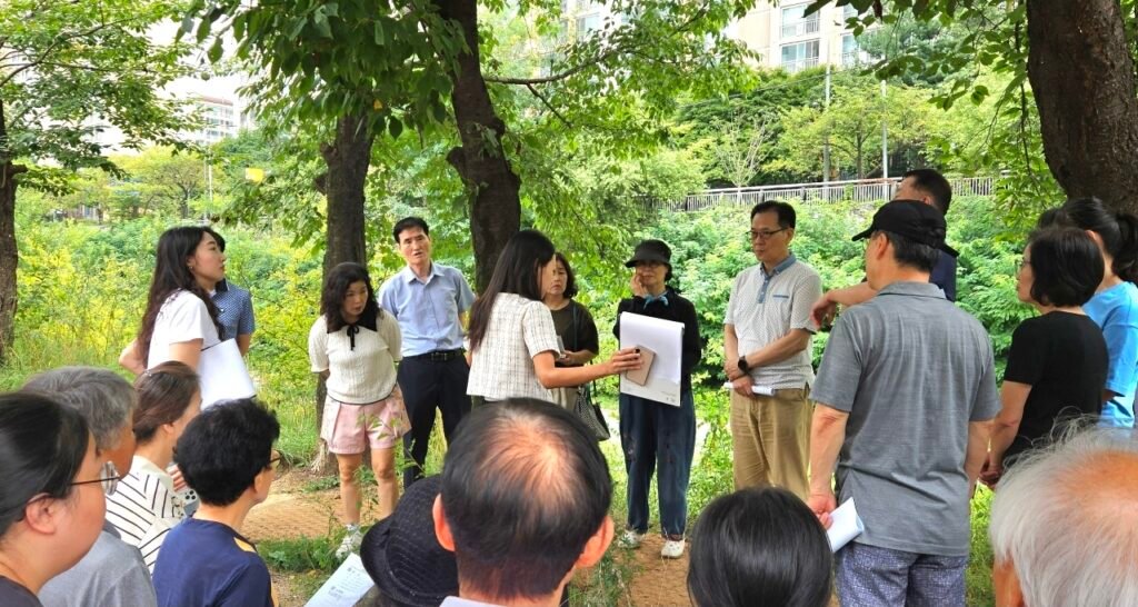 2 1. 용인특례시 수지구 주민참여예산위원회 위원들이 11일 고기2교 도로 개설 현장을 방문했다