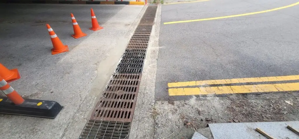 2. 용인특례시 수지레스피아 입구 통로박스 구간의 금속성 소음 발생 원인인 배수로 덮개 부분을 보수했다