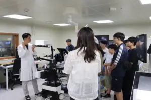 2. 용인특례시와 고영테크놀러지가 함께하는 중학생 대상 기업 탐방 진로교육 진행 현장 모습