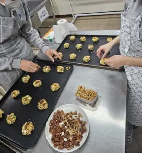 4. 용인특례시 평생학습관에서 지난해 운영한 장애인 특별과정 베이킹 프로그램 수강 모습