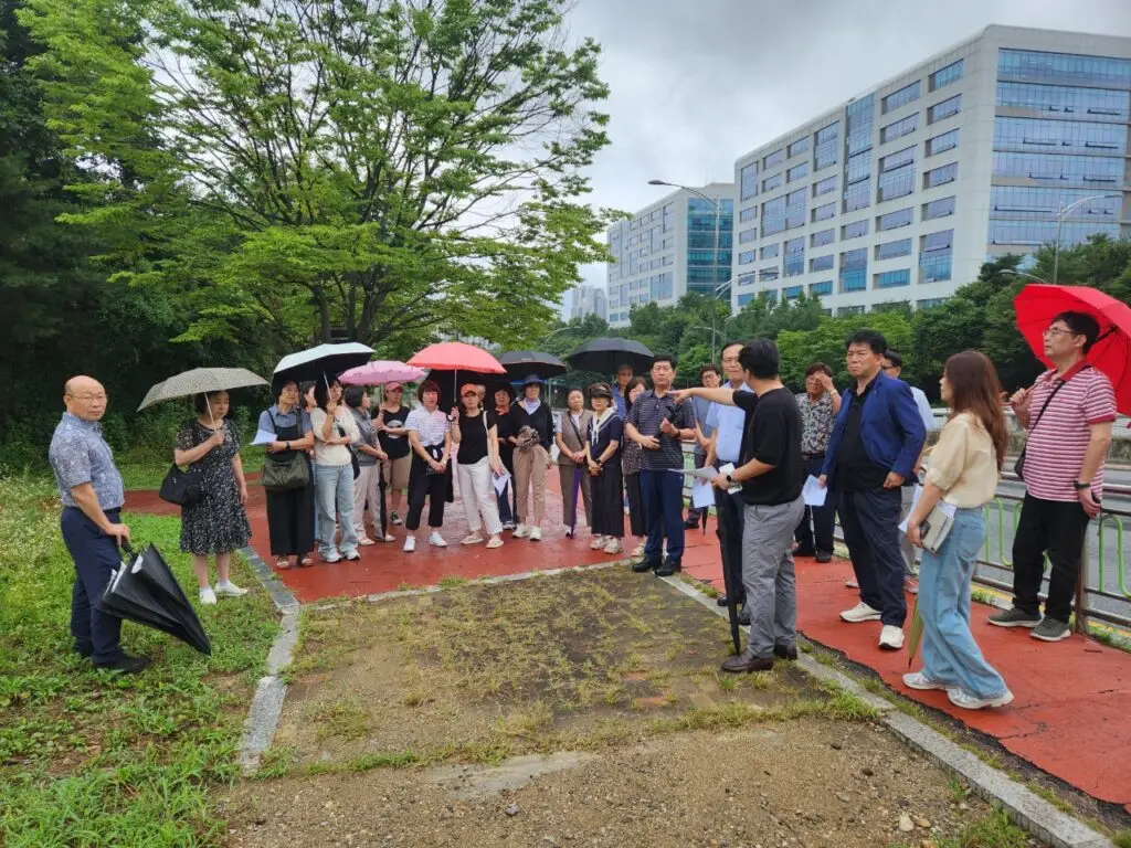 7. 기흥구 주민참여예산위원회 위원들이 6일 탄천자전거길 이용자(라이더) 쉼터 현장을 방문했다.